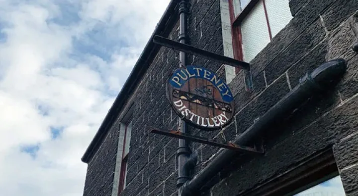 Vue de la distillerie Old Pulteney à Wick, liée à son héritage maritime