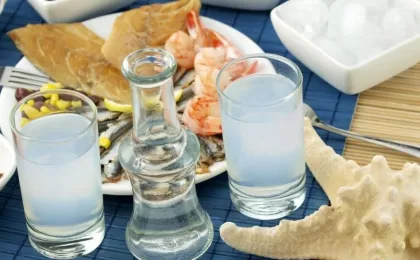 Glas griechischer Anis-Ouzo mit mediterranen Vorspeisen serviert
