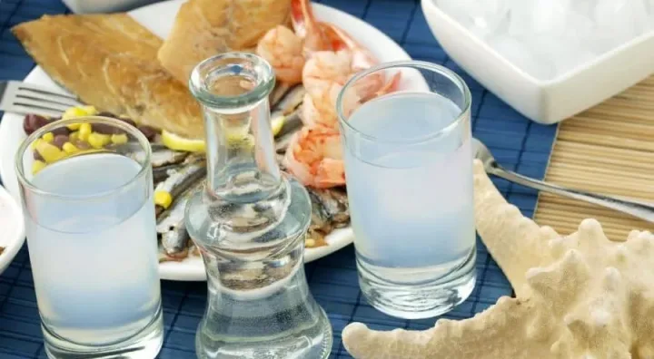 Verre d’ouzo grec anisé servi avec des apéritifs méditerranéens
