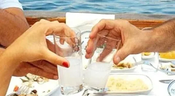 Glas türkischer Raki mit Wasser, Meze-Vorspeisen und Türkei-Tradition