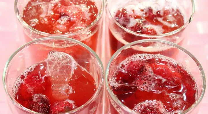 Karaffe kolumbianischer Refajo mit Bier, Limonade und Zitrus