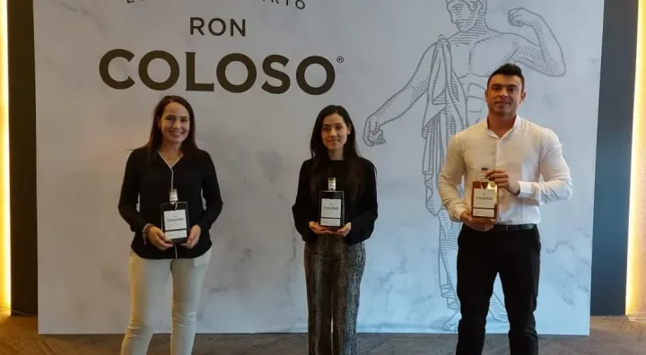 Bottiglia di Ron Coloso di Licores de Guatemala con nuova immagine
