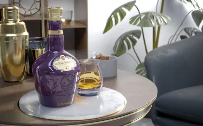Porzellanflakon von Royal Salute Small Batch in Purpur- und Goldtönen