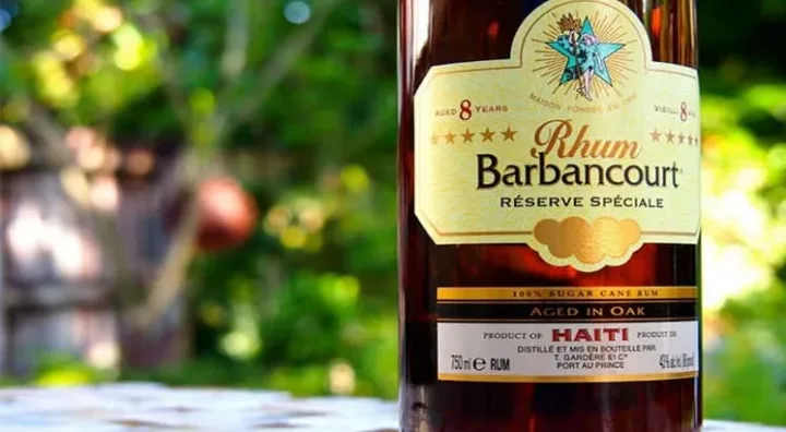 Immagine del rum haitiano Barbancourt con paesaggio e tradizione