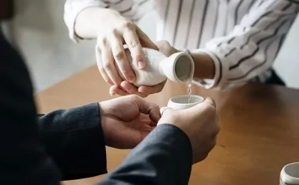 Flaschen und Becher mit japanischem Sake für den Service