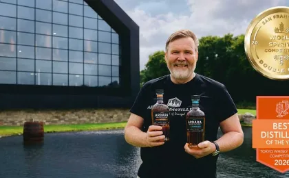 James Doherty posa con due whiskey della distilleria