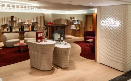 Innenansicht einer luxuriösen Whisky-Boutique, inspiriert von The Macallan und Speyside
