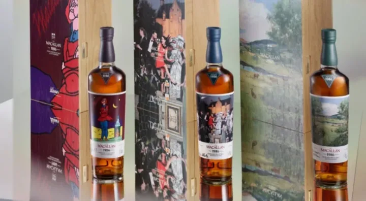 Bottiglia di The Macallan Romantica Collection con etichetta artistica e cofanetto da collezione