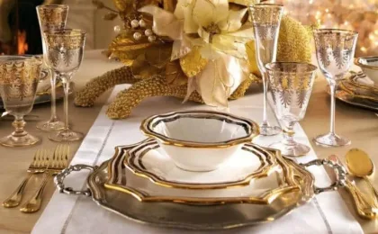 Formelle Tafel mit Tellern, Besteck, Gläsern und Serviette
