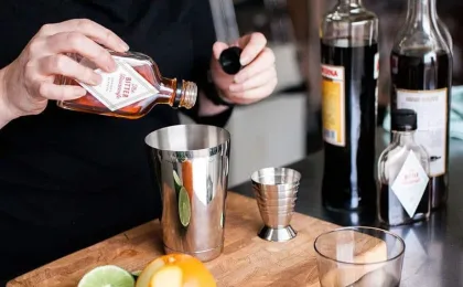 Verres de cocktails et ingrédients pour préparer des bitters maison