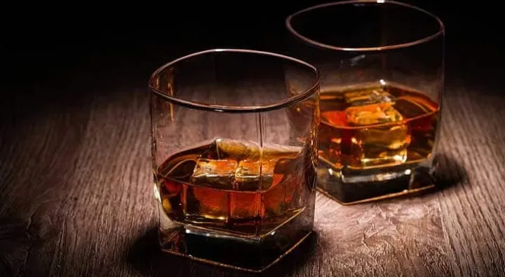 Bourbon und Scotch Whisky im Glas verglichen Whiskygläser im Vergleich von amerikanischem Bourbon und Scotch