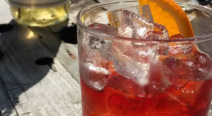 Bottle and glass of red Vermut Asombroso made with Sherry wine