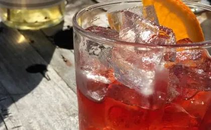 Bottle and glass of red Vermut Asombroso made with Sherry wine