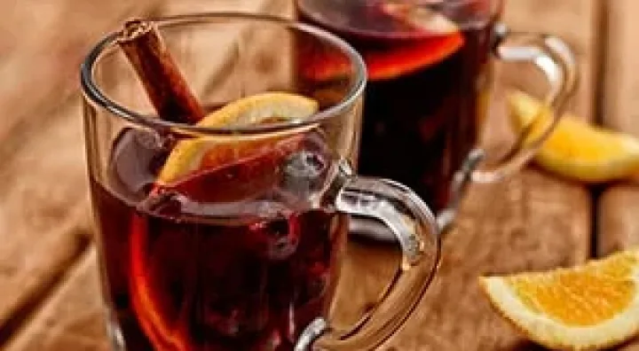 Vin chaud français servi avec agrumes et épices d’hiver