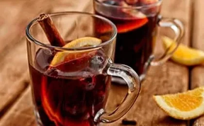 Glas Vin Chaud mit Gewürzen als französischer Glühwein für kalte Tage