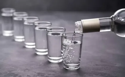 Botella y copa de vodka como símbolo de la bebida blanca