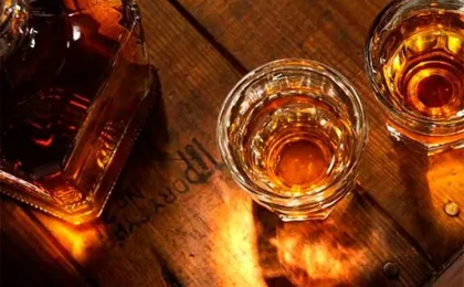 Mesa de madera de roble con dos vasos bajos de whiskey
