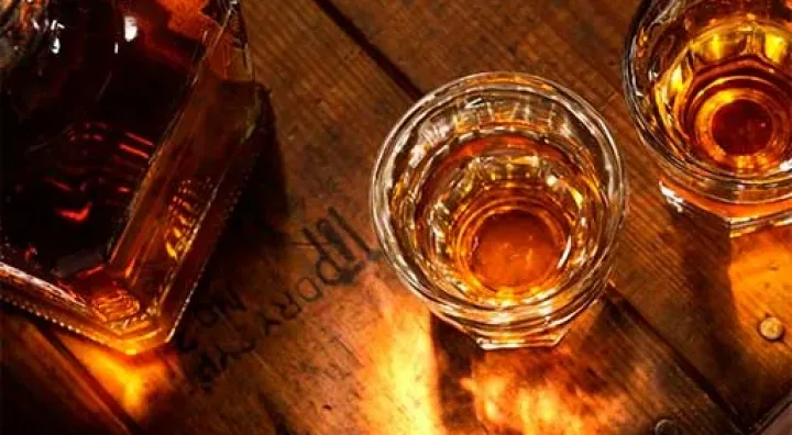 Tavolo in legno di rovere con due tumbler bassi di whiskey