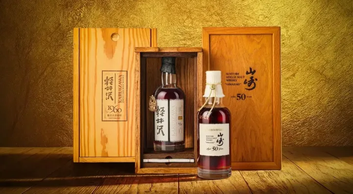 Botellas de whisky japonés de colección presentadas en una subasta internacional