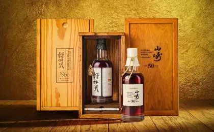 Botellas de whisky japonés de colección presentadas en una subasta internacional
