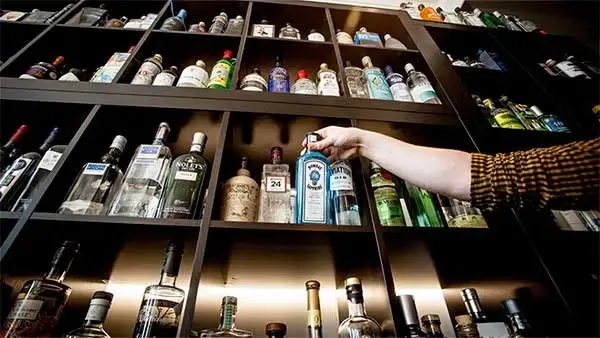 Regal mit Dutzenden verschiedener Gin-Marken