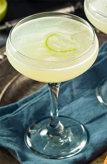 Glas mit fertig zubereitetem Gimlet-Cocktail