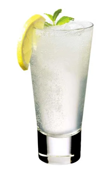 Hohes Glas mit Crushed Ice, Zitrone und Gin