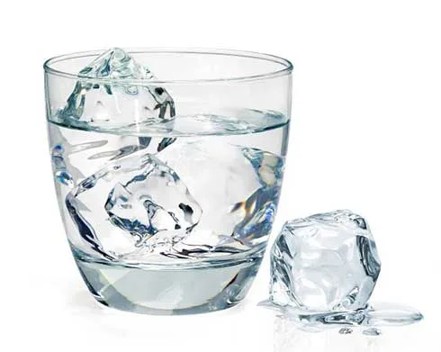 Niedriges Glas mit Eis und Gin