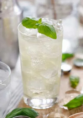 Hohes Glas mit Eis, Gin und Limette