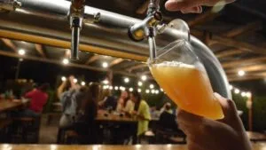 Un robinet de bière remplit un verre