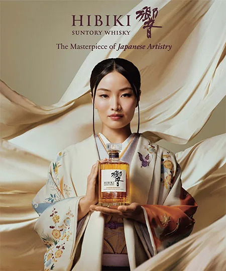 Imagen de Anna Sawai posando con una botella de Hibiki Harmony