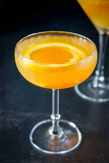 Glas mit Gin und Orange