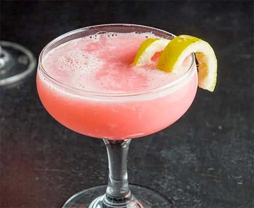 Niedrige Cava-Schale mit Gin und Grenadine