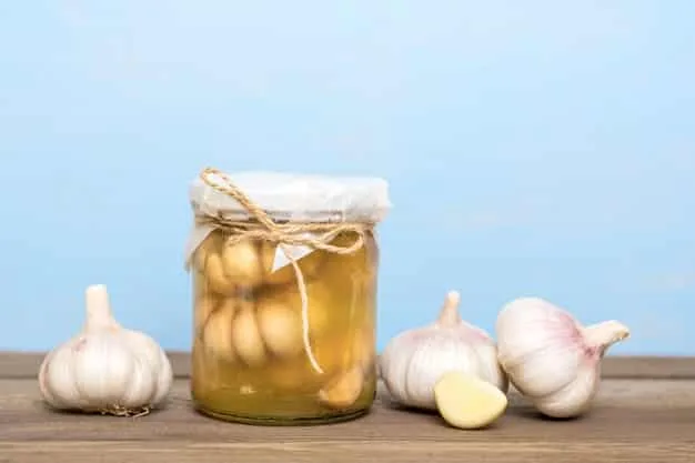 Imagen de un frasco de tintura de ajo macerado