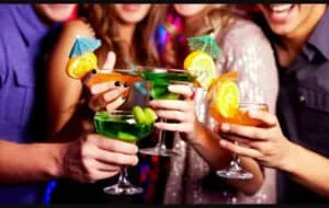 Un groupe d’amis trinque avec des cocktails