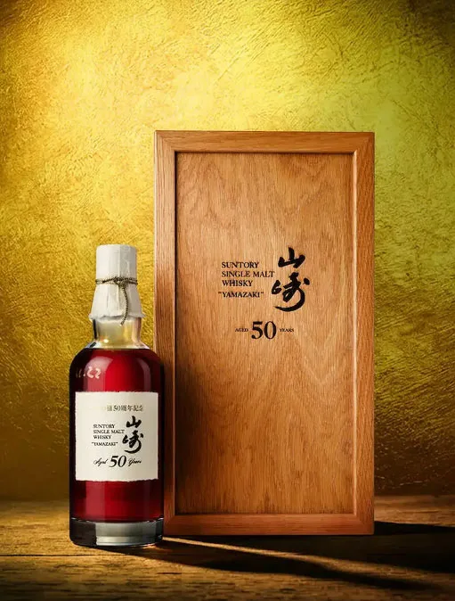 Fotografia della bottiglia di Yamazaki 50 anni battuta all’asta