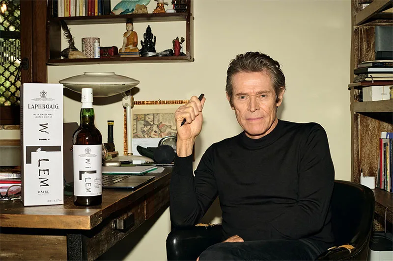 William Dafoe posa con la edición de Laphroaig que lleva su nombre