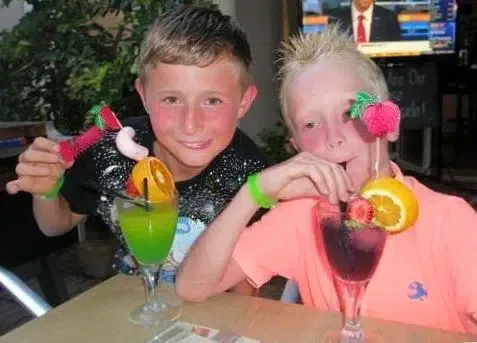 Rien de tel que de savourer un bon cocktail avec un ami.