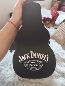 Imagen que acompaña al comentario de Jack Daniel's Guitar Case Edition